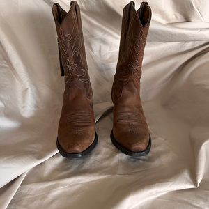 Beautiful Ariat Size 8 Western Boots